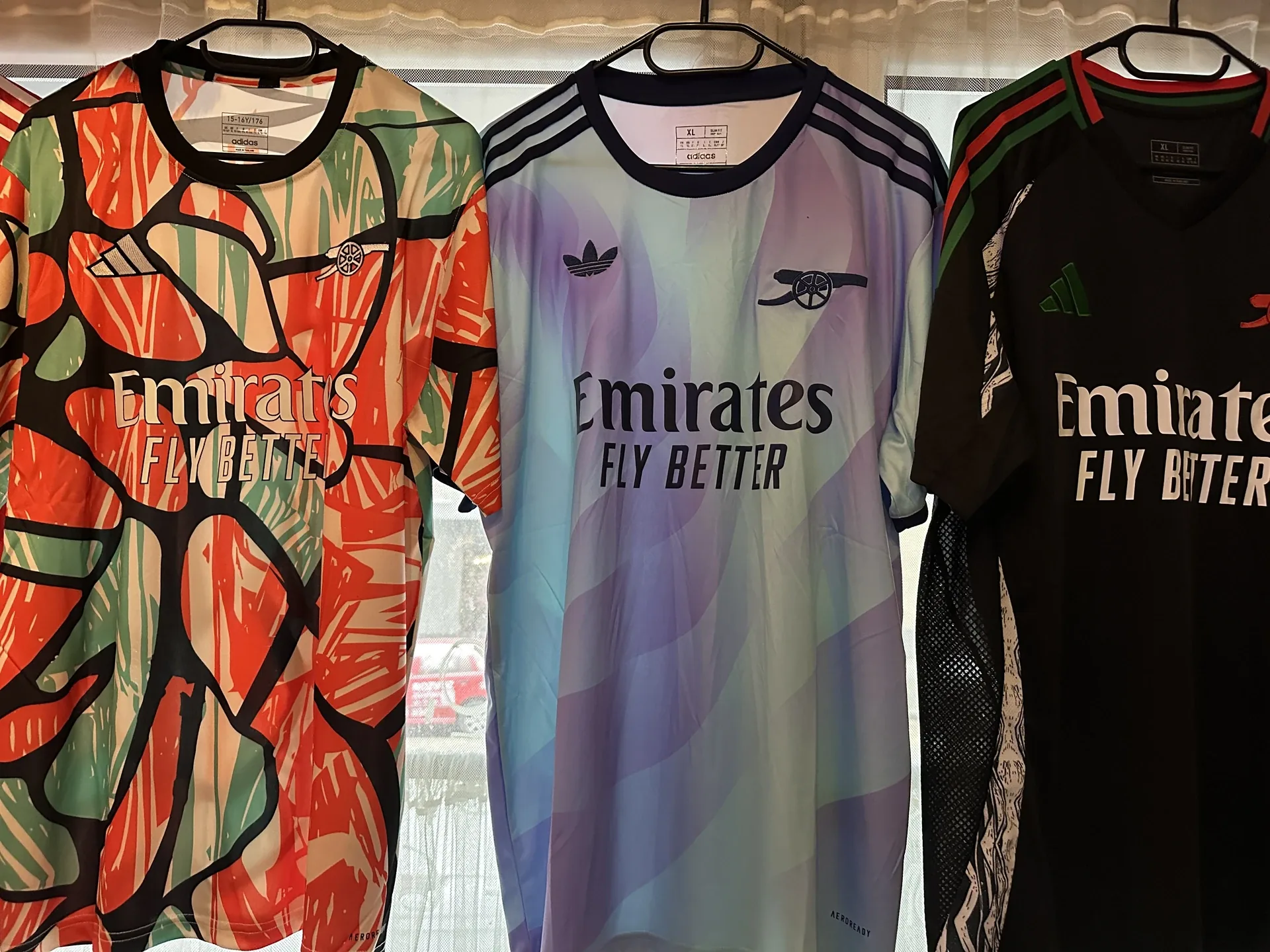 Dresy Arsenal FC na stěně